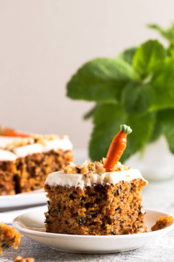 Havuçlu kek, cevizli, kremalı ve hafif arkaplanlı. Boyama. seçici odak /