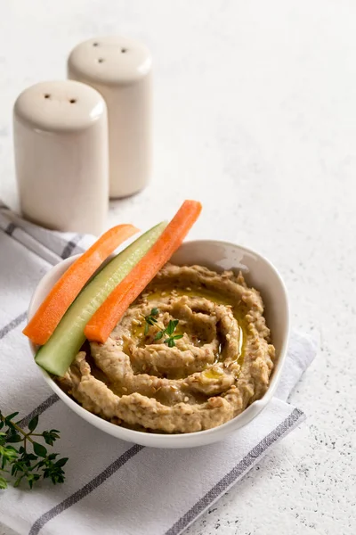 Molho Hummus Uma Tigela Sementes Gergelim Azeite Pepino Cenouras Fundo — Fotografia de Stock