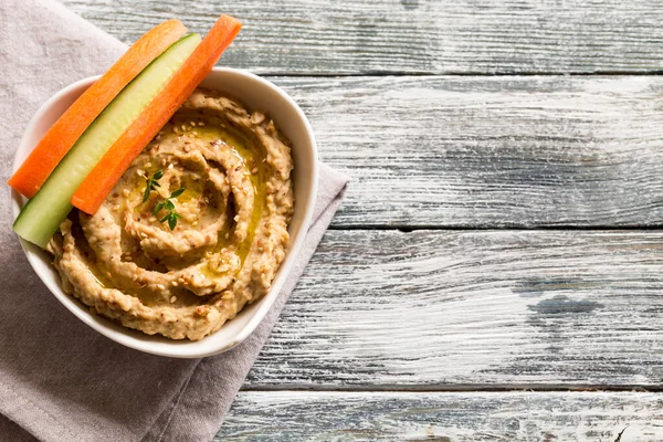 Salsa Hummus Tazón Semillas Sésamo Aceite Oliva Pepino Zanahorias Sobre — Foto de Stock