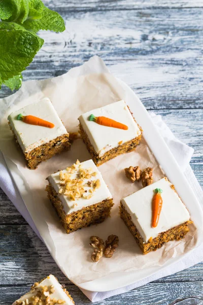 Havuçlu kek, cevizli, kremalı ve hafif arkaplanlı. Boyama. seçici odak /