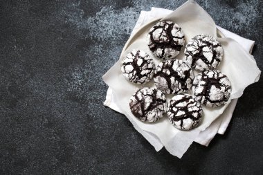 Çikolatalı kurabiye. Ev yapımı çikolatalı buruşuk kurabiyeler pudra şekeri..