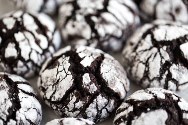 Çikolatalı kurabiye. Ev yapımı çikolatalı buruşuk kurabiyeler pudra şekeri..