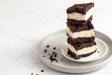Çikolata kırıntılı Royal Cheesecake. Ev yapımı süzme peynir ve çikolata hamuru.