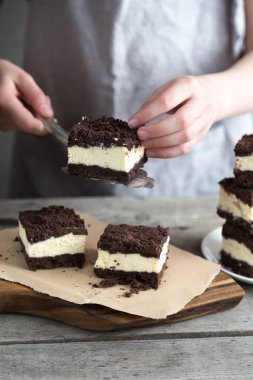 Çikolata kırıntılı Royal Cheesecake. Ev yapımı süzme peynir ve çikolata hamuru.