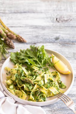 Ispanaklı ve kuşkonmazlı tagliatelle. krema soslu ve sebzeli makarna