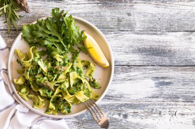 Ispanaklı ve kuşkonmazlı tagliatelle. krema soslu ve sebzeli makarna