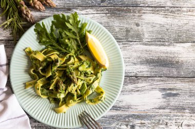 Ispanaklı ve kuşkonmazlı tagliatelle. krema soslu ve sebzeli makarna