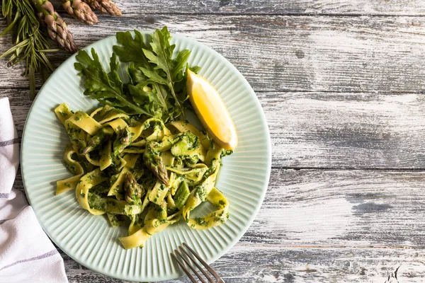 Ispanaklı ve kuşkonmazlı tagliatelle. krema soslu ve sebzeli makarna
