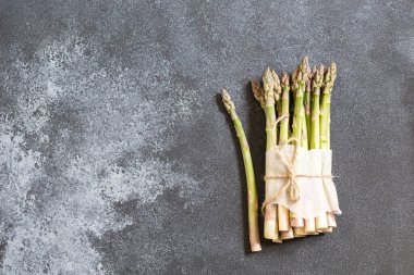 yeşil kuşkonmaz. Gri beton arka planda bir sürü yeşil kuşkonmaz