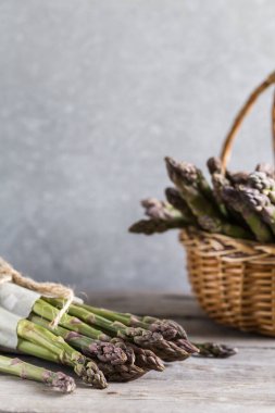 yeşil kuşkonmaz. Gri beton arka planda bir sürü yeşil kuşkonmaz