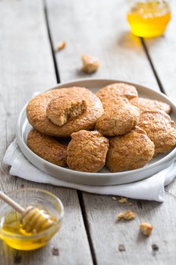 Ev yapımı lezzetli şekerli kurabiyeler ve ballı. seçici odak, kopyalama alanı