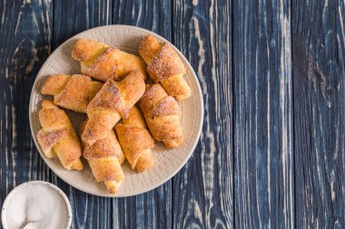 Mavi ahşap arka planda ev yapımı süzme peynirli mini kruvasan. Kruvasanla kahvaltı.