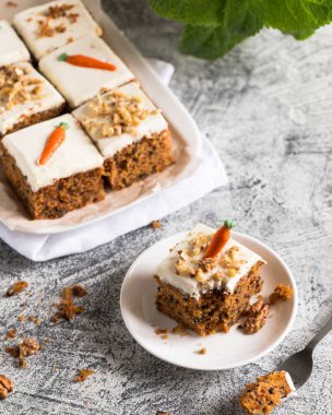 Havuçlu kek, cevizli, kremalı ve hafif arkaplanlı. Boyama. seçici odak /