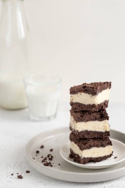 Çikolata kırıntılı Royal Cheesecake. Ev yapımı süzme peynir ve çikolata hamuru.