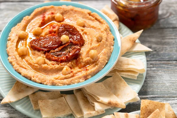 Tazón Hummus Casero Cremoso Con Tomates Secados Sol Aceite Oliva — Foto de Stock