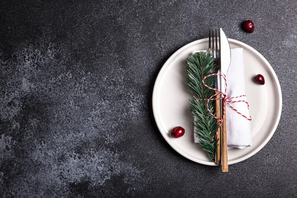 Weihnachtstisch Mit Teller Gabel Messer Christbaumzweigen Und Weihnachtsschmuck Ansicht Von — Stockfoto