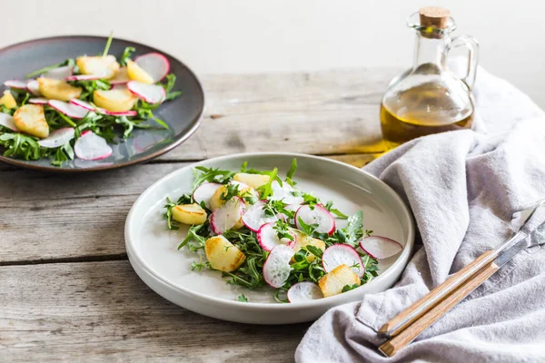 Taze salata roka, turp, fırında patates ve zeytinyağlı aromalı otlar..