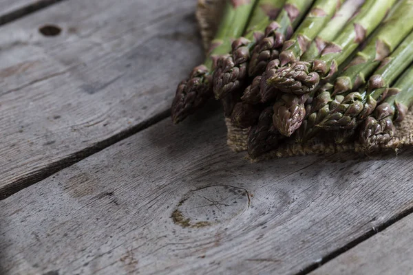 Asperges Vertes Des Grappes Asperges Vertes Sur Fond Rustique Bois — Photo