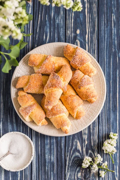 Queijo Cottage Caseiro Mini Croissants Fundo Madeira Azul Pequeno Almoço — Fotografia de Stock