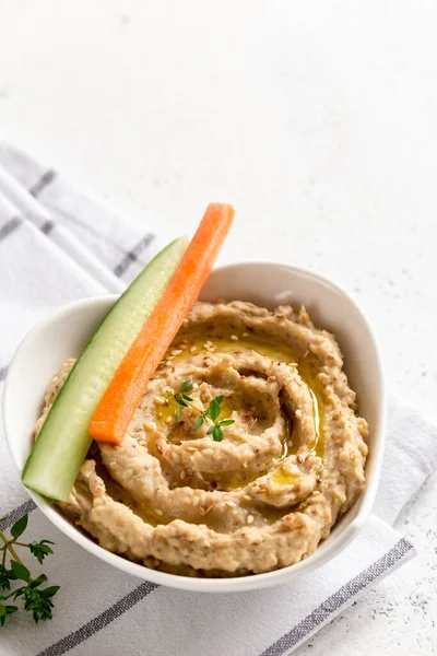 Salsa Hummus Tazón Semillas Sésamo Aceite Oliva Pepino Zanahorias Sobre — Foto de Stock