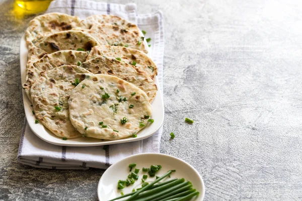 Naan Traditioneel Indiaas Brood Pitabrood Scones Met Groene Uien — Stockfoto