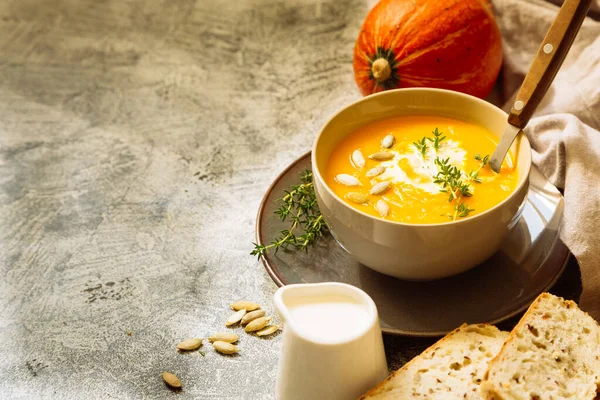 Pumpkin Soup Pumpkin Seeds Crisp Bread Thyme Copy Space — Stock Photo, Image