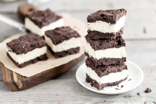 Kunglig Ostkaka Med Chokladsmulor Hemlagad Keso Dessert Med Chokladdeg — Stockfoto