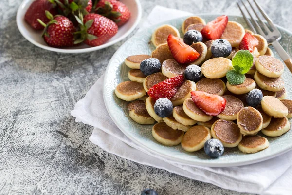 Små Pannkakor Till Frukost Spannmål Pannkakor Med Blåbär Jordgubbar Tallrik — Stockfoto