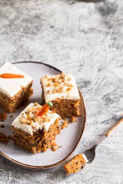 Havuçlu kek, cevizli, kremalı ve hafif arkaplanlı. Boyama. seçici odak /