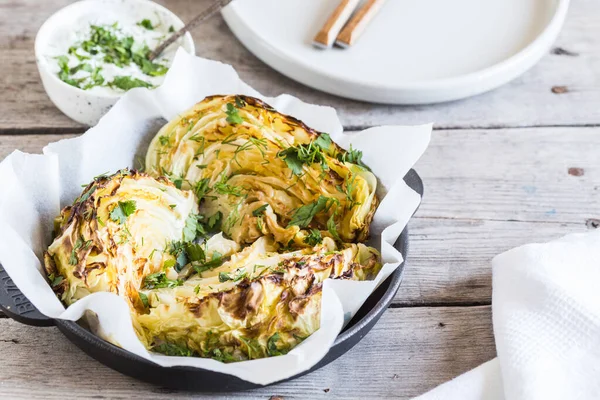 Gebakken Koolschijfjes Veganistisch Dieet Gezonde Gegrilde Koolsteaks Met Saus Specerijen — Stockfoto