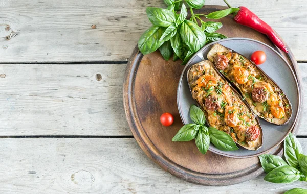 Gebakken Aubergine Aubergine Gevuld Met Groenten Kaas — Stockfoto