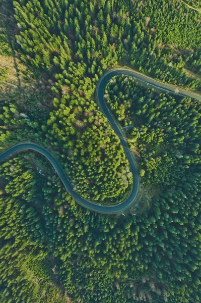 Zakřivená Letecká Cesta Dronu Lesní Asfaltová Cesta Horách Poblíž Smrku — Stock fotografie