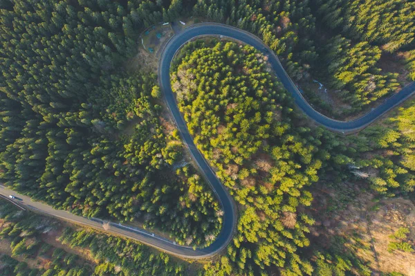 Estrada Aérea Curva Drone Estrada Asfalto Florestal Nas Montanhas Perto — Fotografia de Stock