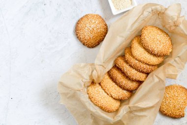 Gri beton arka planda susam tohumlu kurabiyeler. Susamlı sağlıklı atıştırmalık.