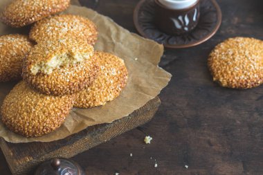 Tahta arka planda susam tohumlu kurabiyeler. Susamlı sağlıklı atıştırmalık.