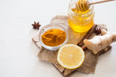 Zerdeçal çayı için malzemeler güzellik ve sağlık için. Baharatlı sağlıklı Haldi.