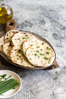 Soğan naan - geleneksel Hint ekmeği. Pita ekmeği veya yeşil soğanlı çörekler.