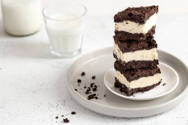 Çikolata kırıntılı Royal Cheesecake. Ev yapımı süzme peynir ve çikolata hamuru.