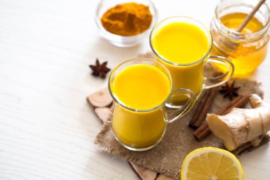 Sütlü ve ballı zerdeçal çayı güzellik ve sağlık için. Baharatlı sağlıklı Haldi.