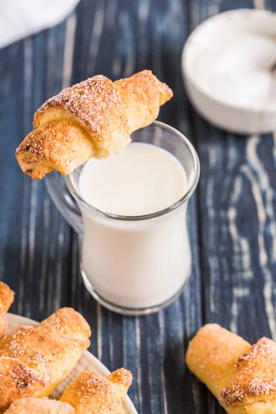 Queijo Cottage Caseiro Mini Croissants Fundo Madeira Azul Pequeno Almoço — Fotografia de Stock