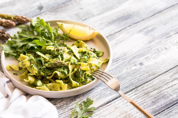 Tagliatelle Met Spinazie Asperges Pasta Met Roomsaus Groenten — Stockfoto