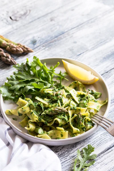 Tagliatelle Con Spinaci Asparagi Pasta Con Salsa Alla Panna Verdure — Foto Stock