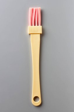 Gelen yukarıdaki gri arka plan üzerinde sarı ve pembe pasta fırçası