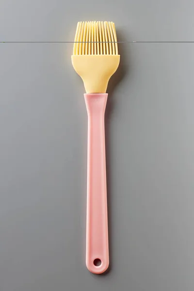 Cepillo Pastelero Silicona Rosa Amarillo Sobre Fondo Gris Vista Superior — Foto de Stock