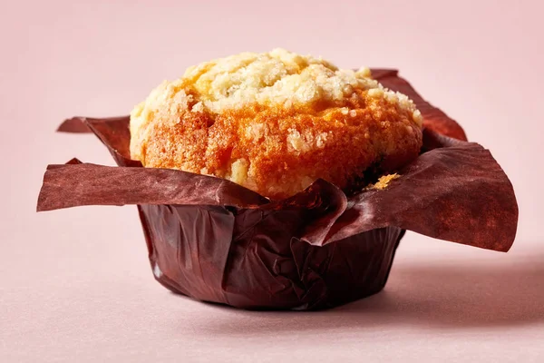 Blaubeer Muffin Braunem Papier Auf Rosa Hintergrund — Stockfoto