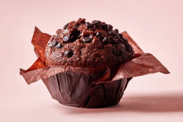 Muffin Chocolate Papel Marrón Sobre Fondo Rosa —  Fotos de Stock