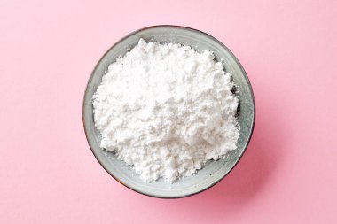 Kase toz şeker pembe arka plan, üstten görünüm