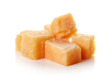 Beyaz arka plan üzerinde izole parmesan peynir küpleri yığını