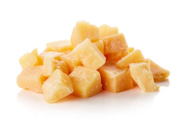 Beyaz arka plan üzerinde izole parmesan peynir küpleri yığını