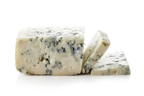 Brânză Albastră Tăiată Izolată Fundal Alb — Fotografie, imagine de stoc
